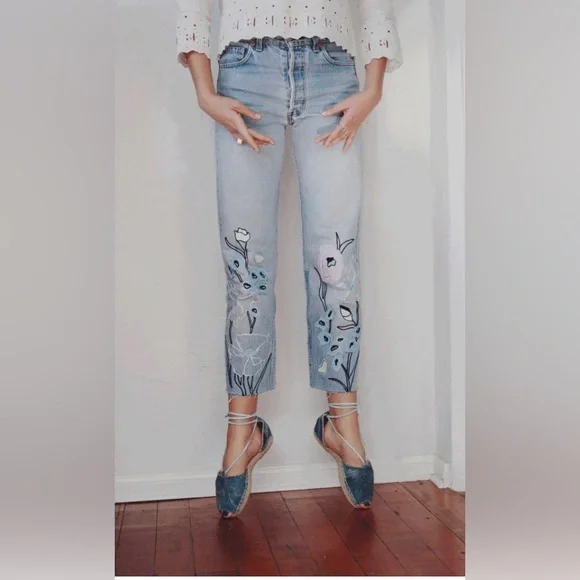 $548 Bliss And Mischief 💐 Wildflower Embroidered Cropped Jeans 🌸 Size 26 🌼 RARE - Picture 2 of 11